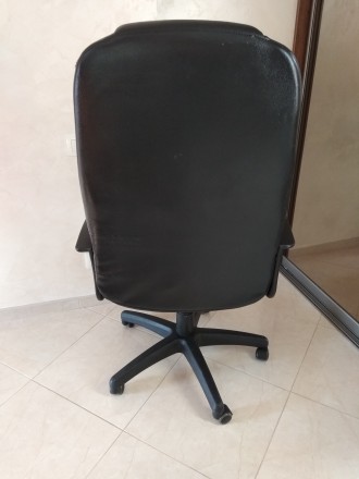 Продам шкіряне крісло для керівника.
Регулюється висота і є механізм нахилу спи. . фото 6