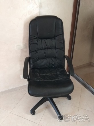 Продам шкіряне крісло для керівника.
Регулюється висота і є механізм нахилу спи. . фото 1
