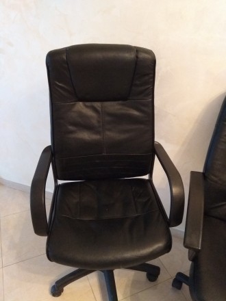 Продам офісне крісло в гарному стані.
Виробник - Німеччина.
Регулювання висоти. . фото 4