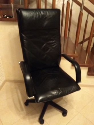 Продам офісне крісло для керівника з натуральної шкіри.
Висока і гарна спинка.
. . фото 2