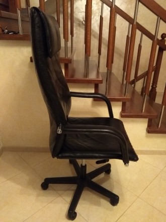 Продам офісне крісло для керівника з натуральної шкіри.
Висока і гарна спинка.
. . фото 9