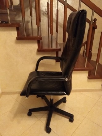Продам офісне крісло для керівника з натуральної шкіри.
Висока і гарна спинка.
. . фото 5