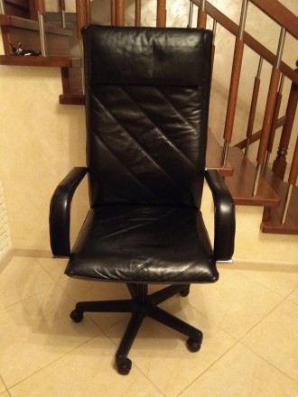 Продам офісне крісло для керівника з натуральної шкіри.
Висока і гарна спинка.
. . фото 3