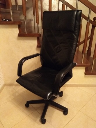 Продам офісне крісло для керівника з натуральної шкіри.
Висока і гарна спинка.
. . фото 4