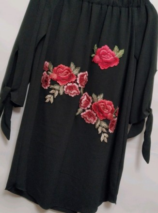 Чёрное короткое платье от Quiz,с завязками на рукавах, вышивка красивая и качест. . фото 2