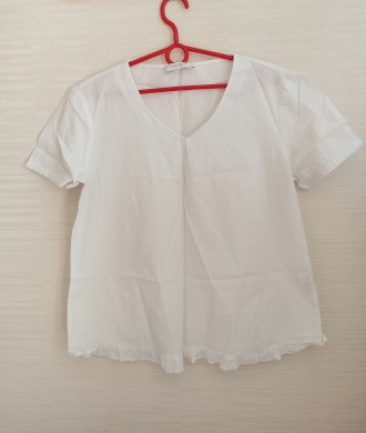 Красивая блузка белая мысик ткань слегка сжатка с коротким рукавом, по низу крас. . фото 5