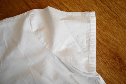 Красивая блузка белая мысик ткань слегка сжатка с коротким рукавом, по низу крас. . фото 6