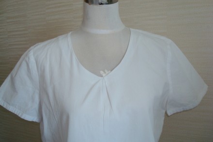 Красивая блузка белая мысик ткань слегка сжатка с коротким рукавом, по низу крас. . фото 4