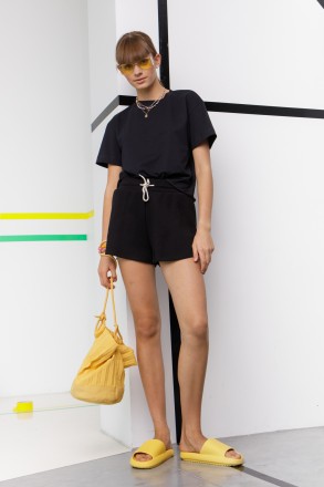 Женская футболка Stimma Палея. Модель в стиле оверсайз. Прямой фасон. Круглый вы. . фото 4