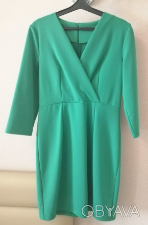 Продам приталенное платье в идеальном состоянии. Насыщенного, красивого, зеленог. . фото 1