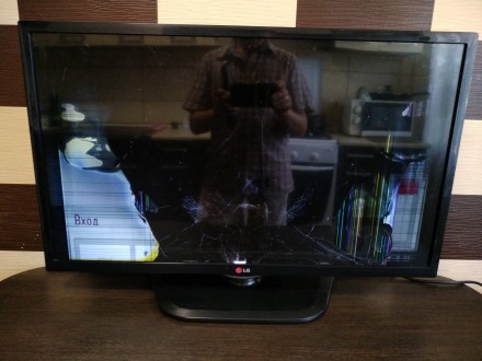 Плата снята с работоспособного телевизора LG 32LN540V с механическим повреждение. . фото 10