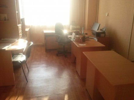 Продаємо офісні меблі: стіл комп'ютерний., 3 столи офісні, шафа для докумен. . фото 2