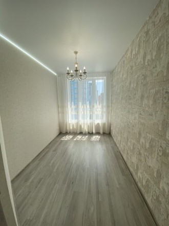Стильная 2-комнатная квартира с новым и качественным ремонтом, выполнена в нейтр. Киевский. фото 12