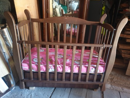 Продам детскую кроватку.Изготовлена на заказ, материал дуб, цвет орех.Б/у - прак. . фото 6