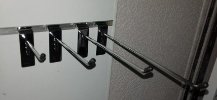 Одинарный хромированный крючок в эконом-панель с пластиковым наконечником 15 см . . фото 3