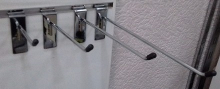 Одинарный хромированный крючок в эконом-панель с пластиковым наконечником 15 см . . фото 2