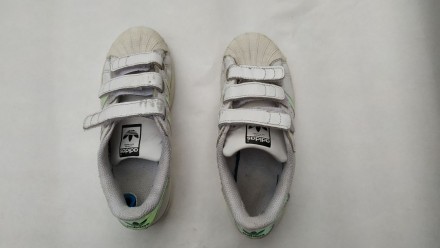 Продам детские белые кроссовки фирмы Адидас.
Описание: кожанные, белые, на липу. . фото 2