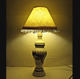 Предлагается небольшая фарфоровая настольная лампа средины 20-ого века. Привезен. . фото 5