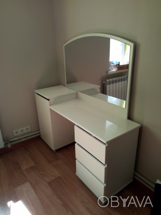 Предлагается к продаже трюмо.