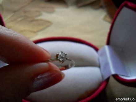 Продам кольцо с бриллиантом,    
вес изделия 1,68 г,     
вес камня 0,19 карат. . фото 2