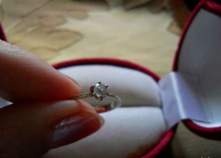 Продам кольцо с бриллиантом,    
вес изделия 1,68 г,     
вес камня 0,19 карат. . фото 5