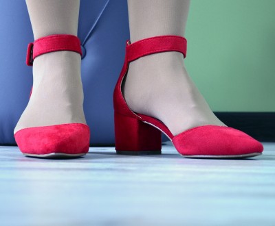 Туфли босоножки красные лодочки с ремешком и застежкой на широком каблуке эко за. . фото 3