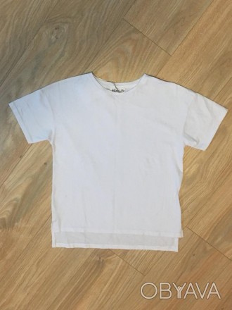 Белая однотонная футболка для девочки
Модель свободного кроя, по бокам разрезы
Т. . фото 1