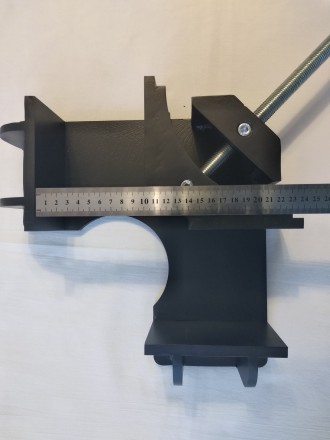 Угловая тиски-струбцина предназначена для сварки труб и профилей под углом 90 гр. . фото 3