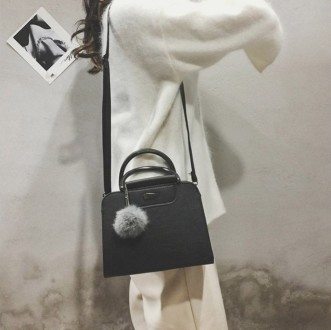 Стильная женская сумка компактных размеров с меховым Бубончиком
Характеристики:
. . фото 7