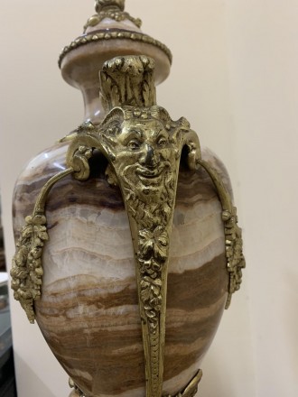 Старинная ваза кубок. Изготовлена из оникса, декорирована бронзой. 
Привезена и. . фото 6