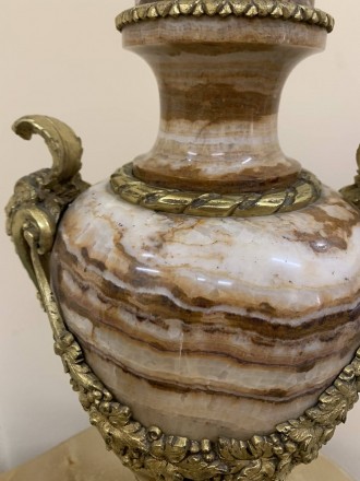 Старинная ваза кубок. Изготовлена из оникса, декорирована бронзой. 
Привезена и. . фото 4