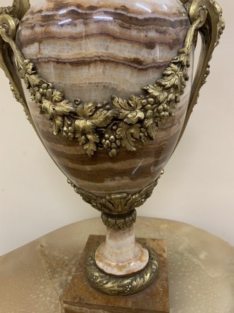 Старинная ваза кубок. Изготовлена из оникса, декорирована бронзой. 
Привезена и. . фото 3
