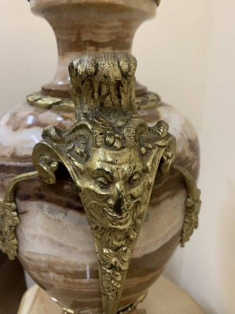 Старинная ваза кубок. Изготовлена из оникса, декорирована бронзой. 
Привезена и. . фото 7