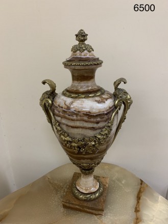 Старинная ваза кубок. Изготовлена из оникса, декорирована бронзой. 
Привезена и. . фото 2