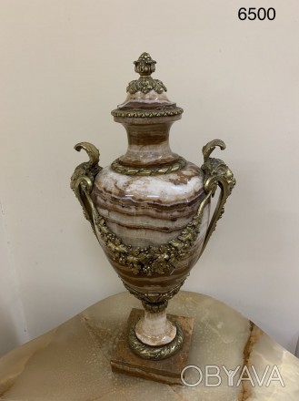 Старинная ваза кубок. Изготовлена из оникса, декорирована бронзой. 
Привезена и. . фото 1