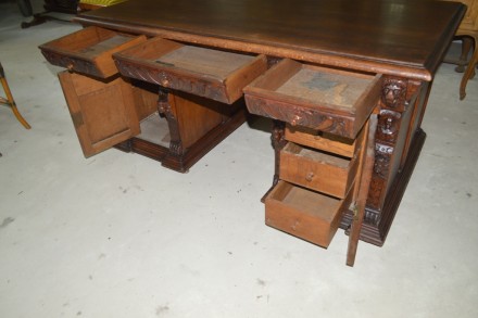 До вашої уваги старий дубовий письмовий стіл з багатою різьбою. Стіл походженням. . фото 8