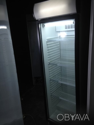 Холодильные шкафы – витрины вертикальные (холодильники) со стеклянной двер. . фото 1