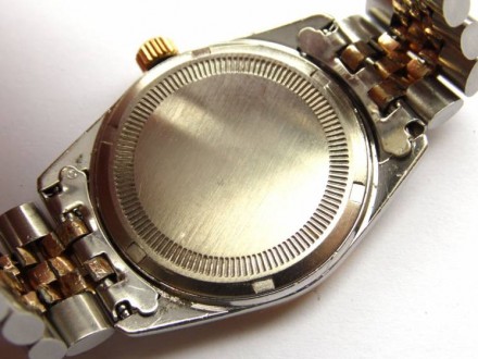 
Швейцарские часы б/у известного бренда в отличном состоянии, исправные с батаре. . фото 9