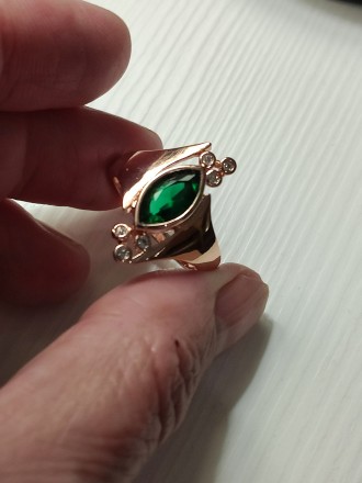 Красивый позолоченный перстень 18 размер,в форме маркиз,с зелёным фианитом,цвета. . фото 4