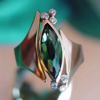 Красивый позолоченный перстень 18 размер,в форме маркиз,с зелёным фианитом,цвета. . фото 2