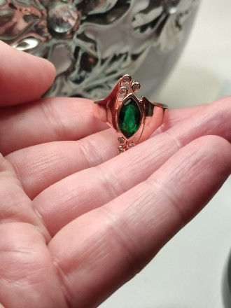 Красивый позолоченный перстень 18 размер,в форме маркиз,с зелёным фианитом,цвета. . фото 6