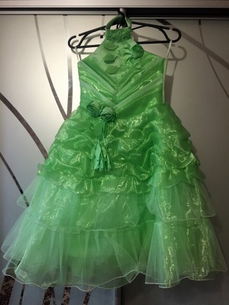 Платье для девочки длинное 5-6 лет. Зелено-салатового цвета. 
Длинна по спинке . . фото 2