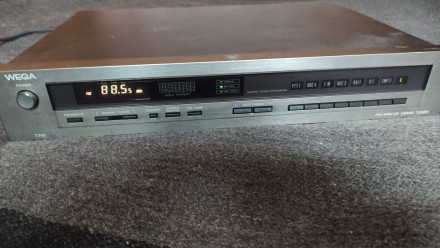 Wega T700 - FM Stereo / FM-AM Tuner.Размеры в мм B / H / D : 430 / 80 / 328
Вес. . фото 10