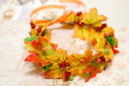 Осенний венок из листьев клена, хмеля, шиповника, ягод сахарной калины.
Яркое у. . фото 3