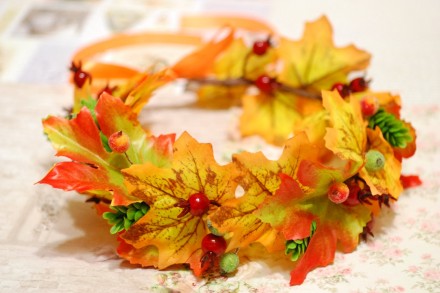 Осенний венок из листьев клена, хмеля, шиповника, ягод сахарной калины.
Яркое у. . фото 2