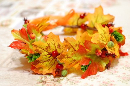 Осенний венок из листьев клена, хмеля, шиповника, ягод сахарной калины.
Яркое у. . фото 4