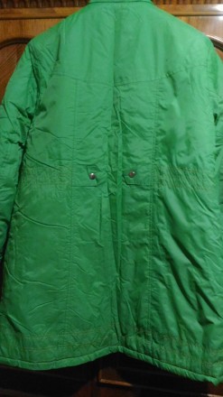 Продам пальто на синтепоне средней плотности  сочно-зеленого цвета в очень хорош. . фото 3