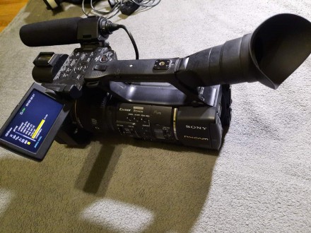 Продаю Видеокамеру Sony HXR-NX5E - профессиональный камкордер.
Время наработки . . фото 2