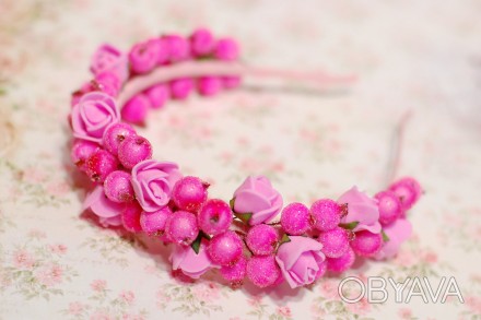 Яркий и в то же время нежный ободок для настоящих девчонок выполнен в розовом цв. . фото 1