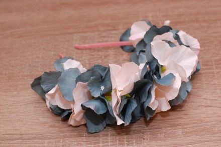 Ободок выполнен из тканевых цветочков гортензии в персиковом и изумрудном цветах. . фото 2